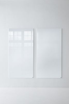 Zwei weiße, magnetische Chat Board Glastafeln an einer weißen Wand, Bürobedarf.